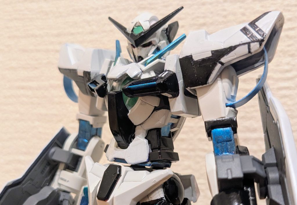 バストアップで１枚。白上エクシア、脚の色はもちろんですが、上半身も右半身と左半身で若干デザインが違うんですよね！胸装甲の黒い部分、左だけ上に２本、下に１本の白いラインが入っているんですよね！肩も右は下半分が黒塗装に対して、左肩は下の半分は似たような塗装になっていて、残り半分は黒線のマーキングになっています！この両胸、両肩を再現したくて作ったようなものですね（笑）