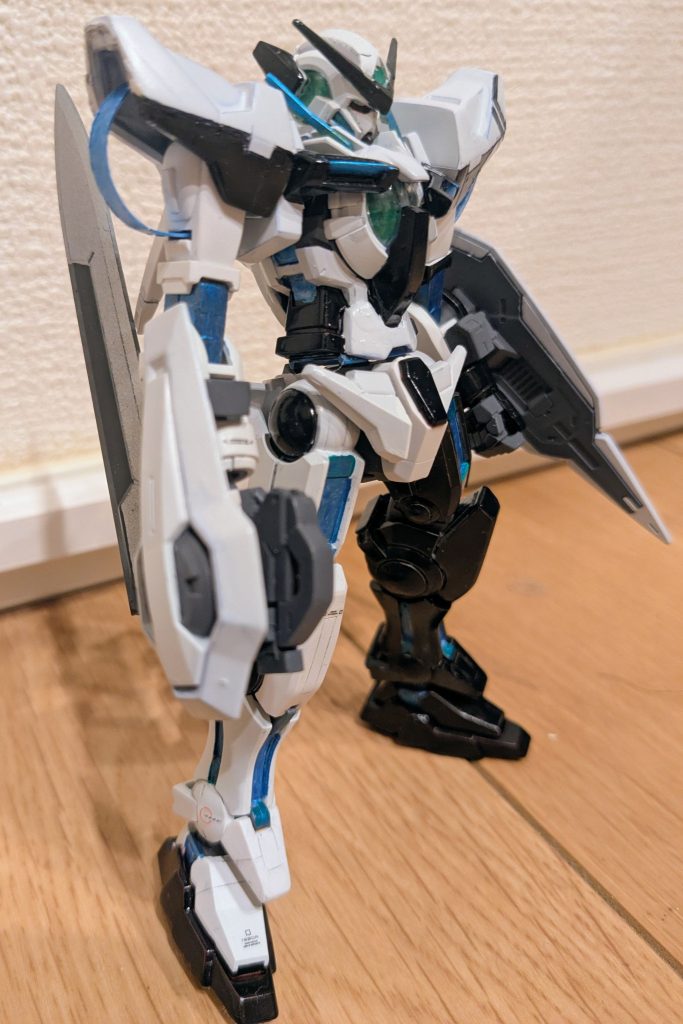 トップ画像と角度を変えて１枚。色レシピは次の通り。白⋯ガンダムホワイト黒⋯ティターンズブルー1青⋯ガンダムメタブルー（マーカー）緑⋯エメラルドグリーン緑っぽい青⋯エメラルドグリーンの上からガンダムメタブルー&nbsp;