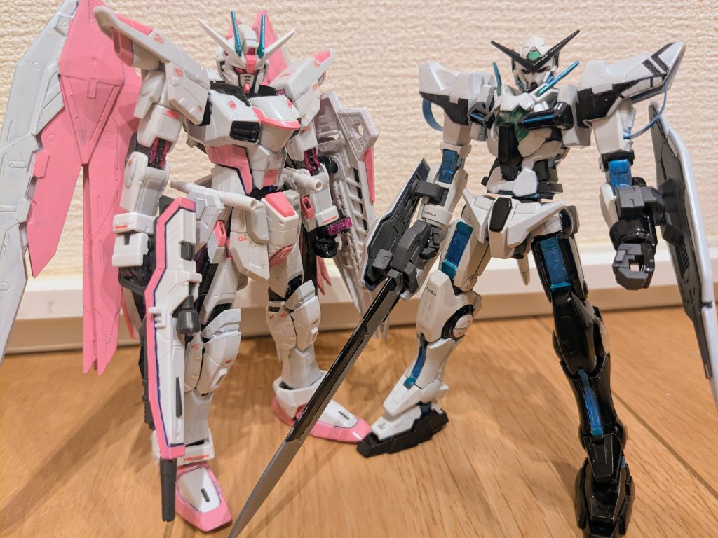 前回作成した博衣こよりフリーダムと一緒に。並べてみると、サイズ、色合いともにすごく絵になる２機だな〜と大満足でした！&nbsp;ただ、ここまで２機できてしまうと、他のコラボ機体も作ってしまいたくなる欲が強くなってくる⋯。また良いものが見つかり次第、作成したいと思います（笑）