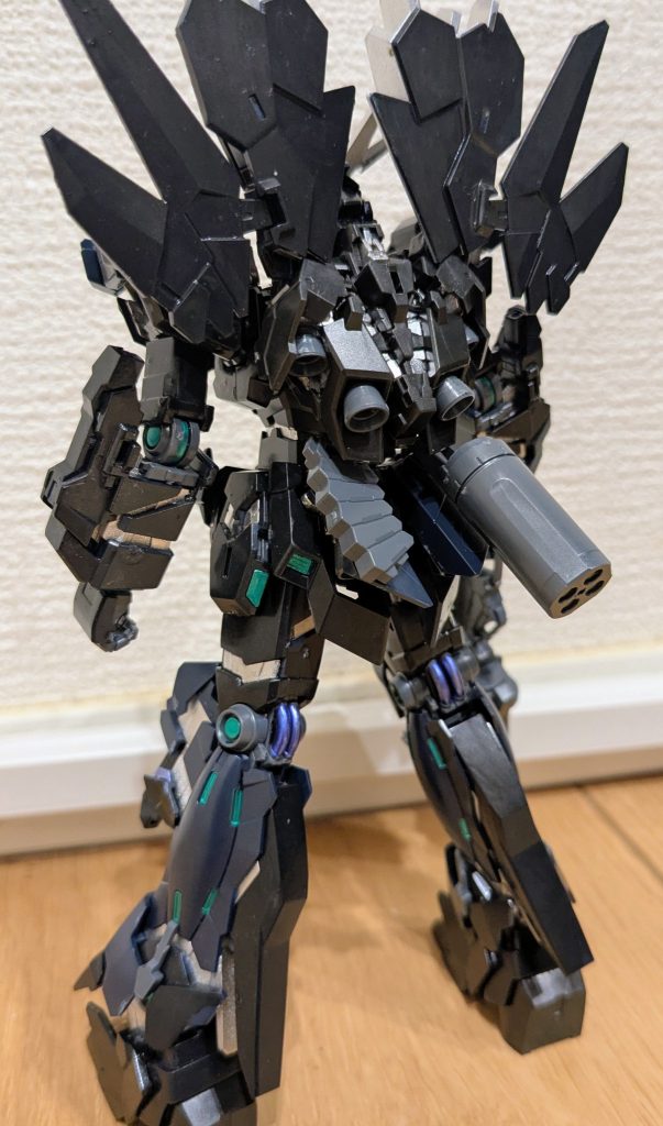 バックショットで1枚。背面はCGイラストがないので、前面に合わせてイメージで塗装。グレーの部分ももう少し明るめな感じもしたんですが、今回は成形色のままです。前方の膝近辺の紫に合わせて、膝裏のパイプもメタリックバイオレットにしてみました。