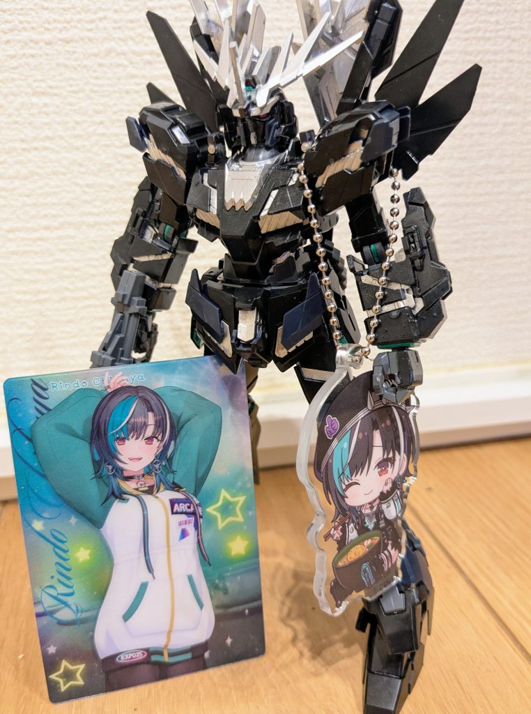 最後に、我が家の千速グッズと並べて1枚。こうして並べてみると、だいぶCGイラストのイメージに迫れたかなと満足し、本日投稿いたしました!本当ならもう3機いるっちゃいるんですが⋯サザビー、νガンダム(フィン・ファンネル込)、クロスボーンガンダムがどうにもどこにも見当たらないし、あってもかなりお値段上がっているし⋯。ここで一旦ホロコラボ休憩して、クロークドカスタム作れってことなのかな(笑)まぁぼちぼち探して、手に入り次第作ろうかな〜とは思っております。次はクロークドカスタムの4作目でお会いしましょう!以上、バンシィ・ノルン 輪堂千速コラボカラーでした!ご覧いただき、ありがとうございました!!