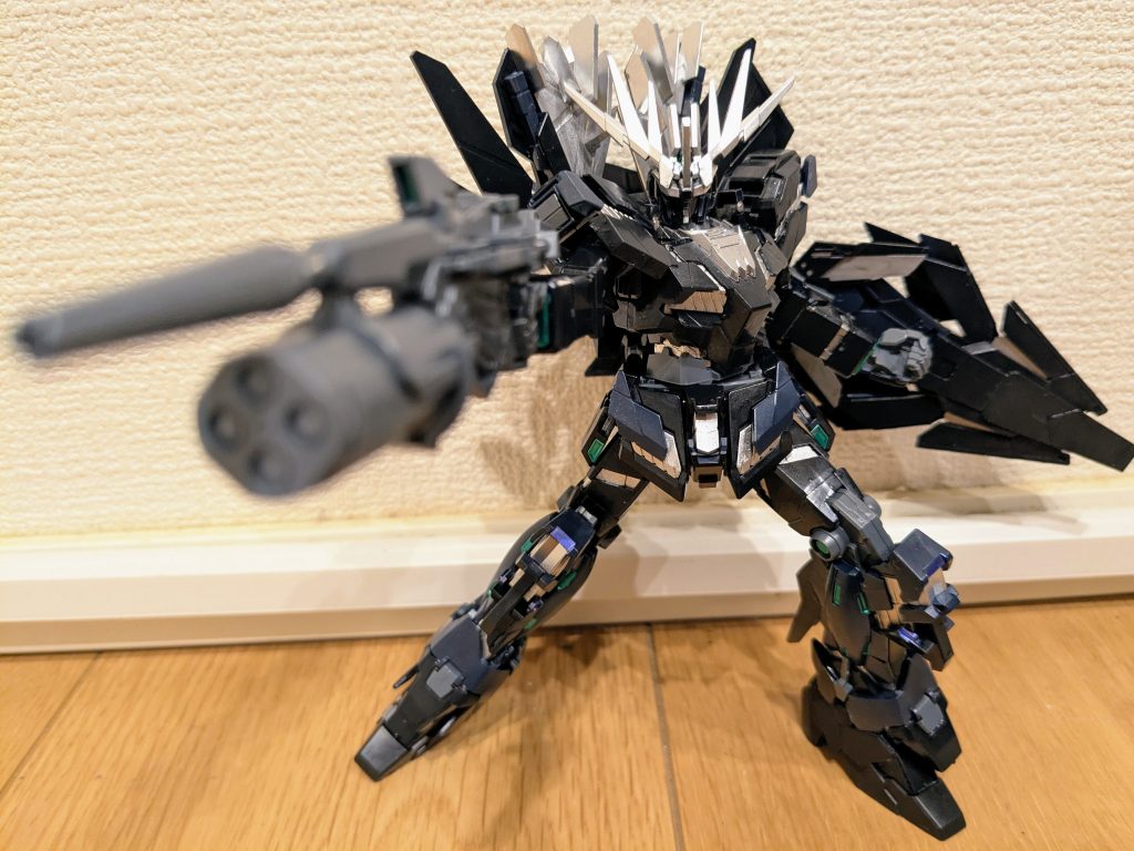 ブンドドで1枚。素立ちショットでは装備させていませんでしたが、左腕にアームド・アーマーDEを装備。こちらもよく見ると、千速カラーに合わせてティターンズブルー1とシルバーで塗装してあります。