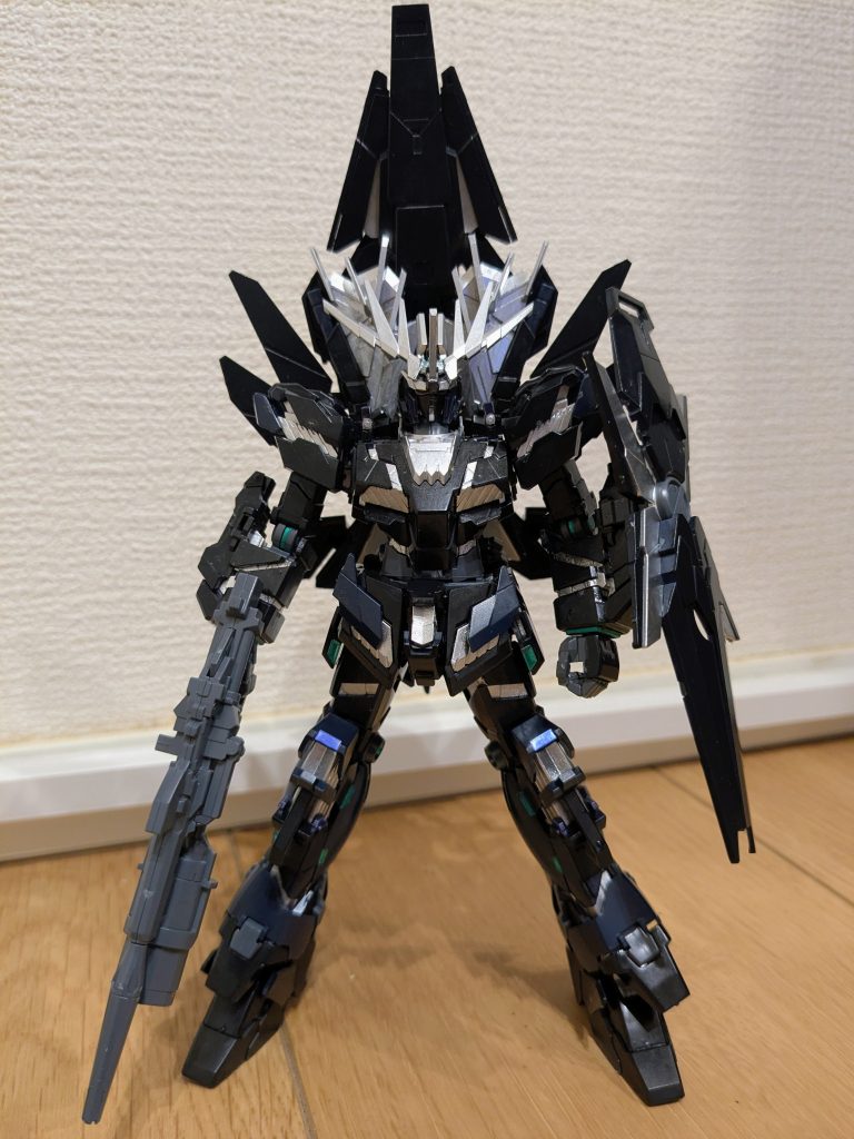 アームド・アーマーDEを背中に、余剰になるはずだったユニコーンのシールドを組み立て、左腕に装備した素立ちで1枚。黒にシルバーのフレーム、メタリックグリーンとバイオレットが映えてけっこう綺麗な感じになってます!