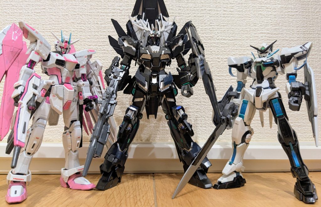 フル装備の千速バンシィ・ノルンと、前回までに作成したこよりフリーダム、フブキエクシアの3機を並べて1枚。全機それぞれ色イメージが違い、しかもちゃんとご本人達のカラーにも合っていて様になります!