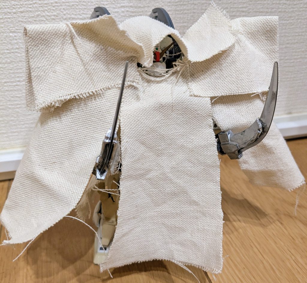 逆サイドから、サンドロックのクロークドカスタムをイメージして1枚。サンドロック版はライフル2丁持ってましたが、今回はシェヘラザードですので、密接戦用の短剣ジャンビーヤを両手に装備。雰囲気的にはいい感じではないでしょうか。スノーホワイト等と同様のマントに、肩から腕にかけて左右1枚ずつ追加してあります。最終決戦ではこんな感じだったんだろうな〜とイメージが膨らむ1枚です。