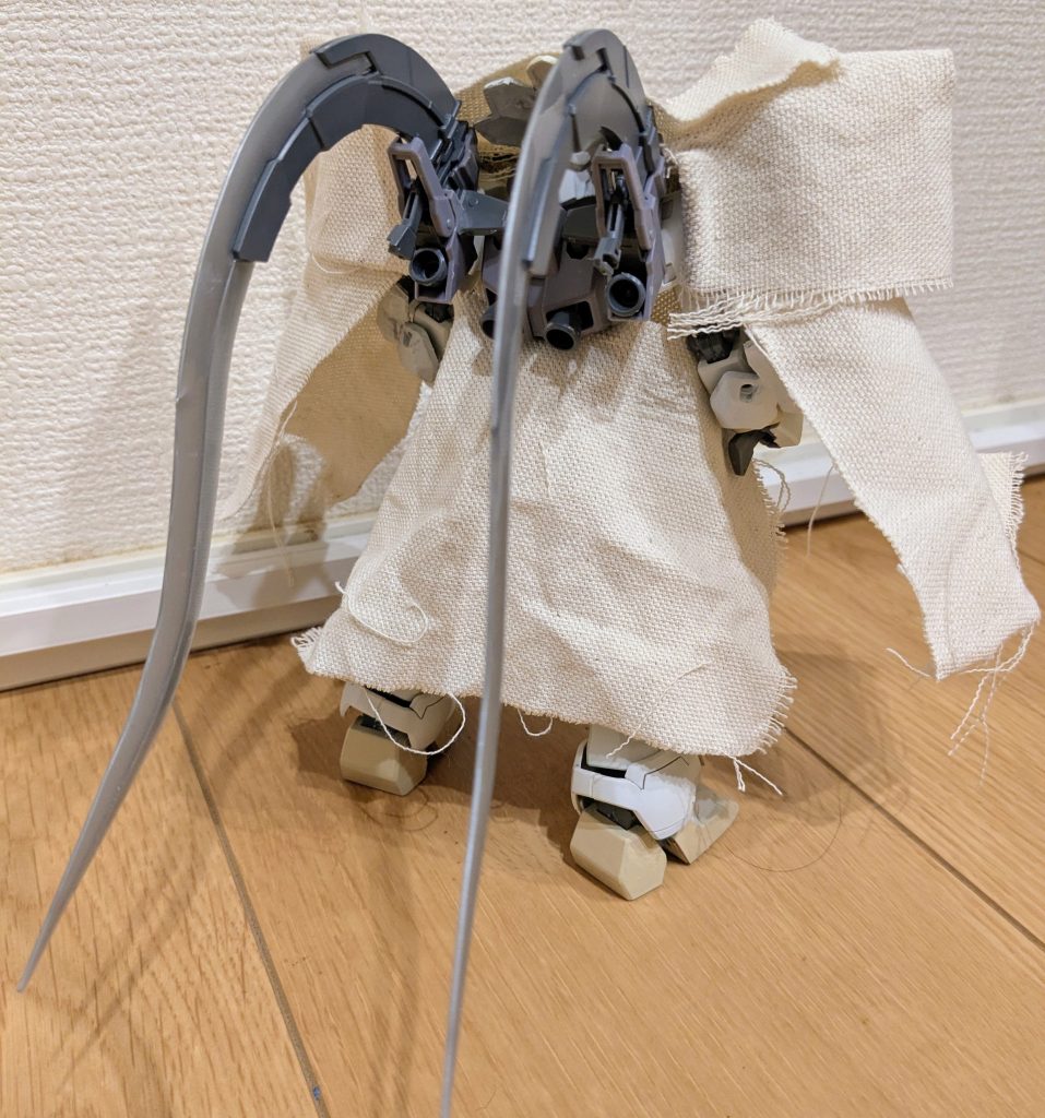 バックショッで1枚。腕回りがしっかりマントが巻けていることに加え、これまで通りのマントでは、サンドロックのバックパックが装着できないことが判明したため、背中から体側にかけてのマントは、腰アーマー周りに接続しました。マントを巻いている感もしっかり出しつつ、バックパックも装着でき、またマント状態でも腰のジャンビーヤ装着も可能となりました。