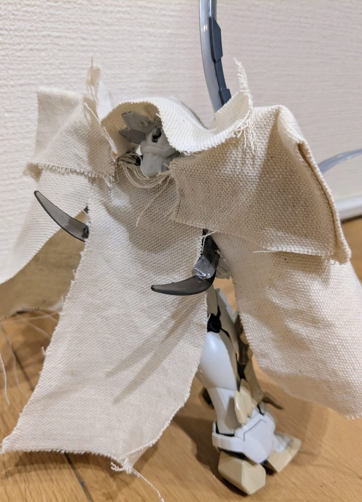 11巻表紙絵イメージのバックショットで1枚。ジャンビーヤもしっかり腰に装備。バックパックないほうがスッキリしててカッコいいかも⋯。と、これにてクロークドカスタム全機終了です!五飛機が無い!?と言われそうですが、老子張の機体エピオンパイは、マントしてる描写が無いので省略!マント無しで火星の砂嵐、磁気嵐をものともせず全開で暴れまくる⋯張五飛、恐るべし(笑)以上、ガンダムシェヘラザード クロークドカスタムでした!ご覧いただき、ありがとうございました!!