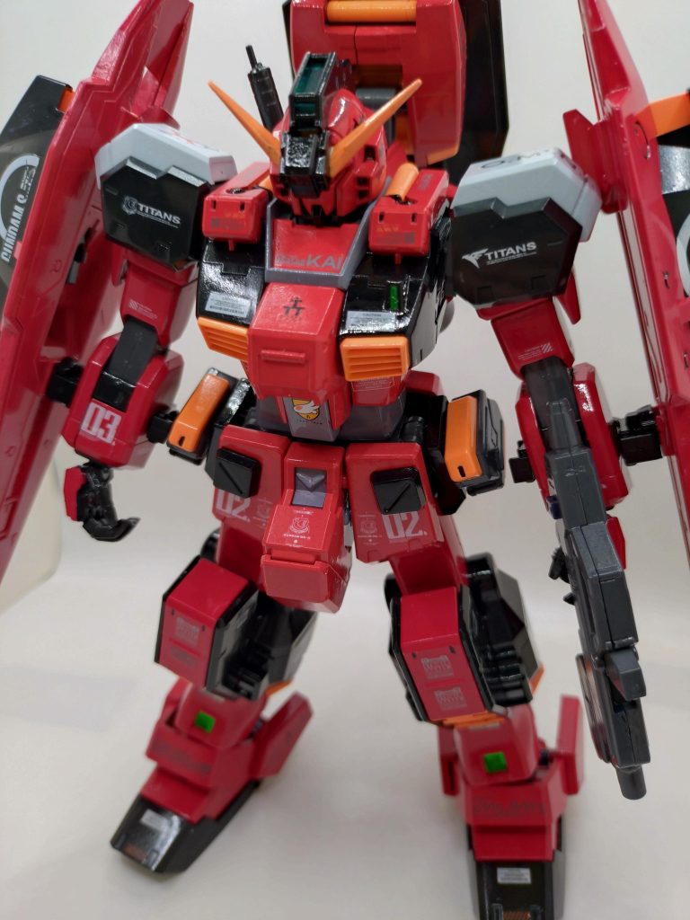 レッドの他にブラック、オレンジ、ホワイトを織り交ぜて、単調にならないようにしてます。