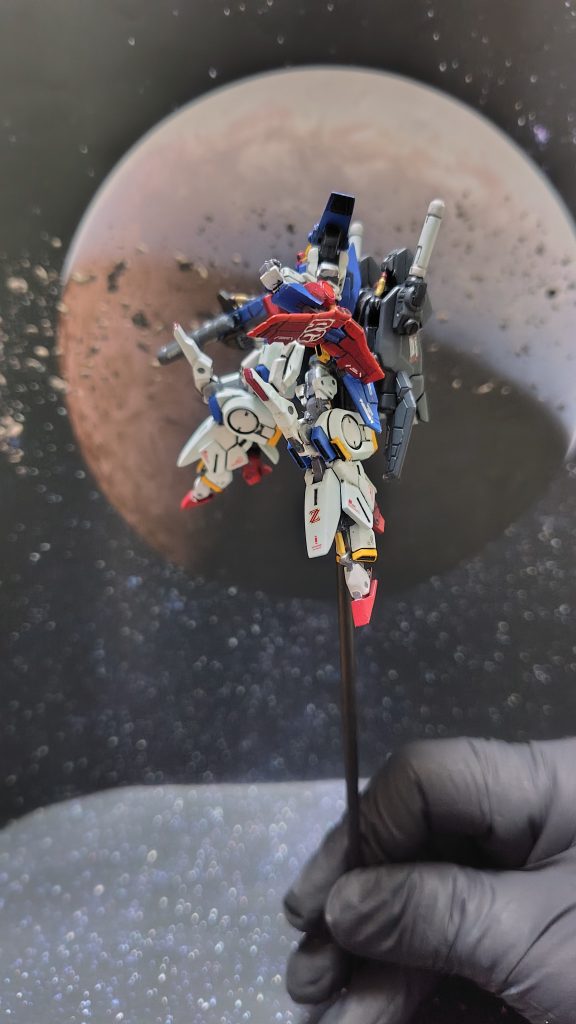 ホワイトの部分は、少しだけ緑味を帯びたホワイトとグレーホワイトの２色。レッドも２色使ってディテールアップ。