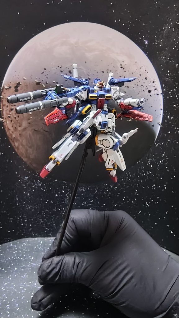 モノアイをブラックライトで光らせたかったけど、ZZは顔が小さすぎて自分の技術では無理でした。蛍光塗料だと大惨事になりそうだし、シールという手もあるみたいですが、それでも小さすぎて(gundam-kao5)