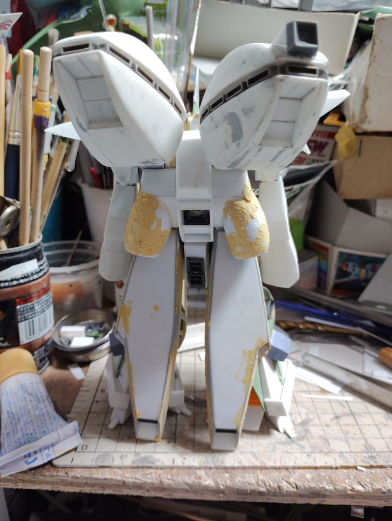 背面角バーニア結構使いました。腕、マザーファンネルプラ板箱組