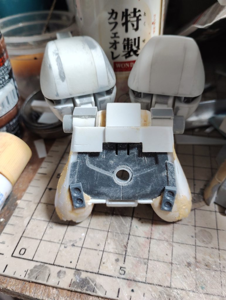 バックパックは腰アーマーの裏側をベースにプラ板で箱組