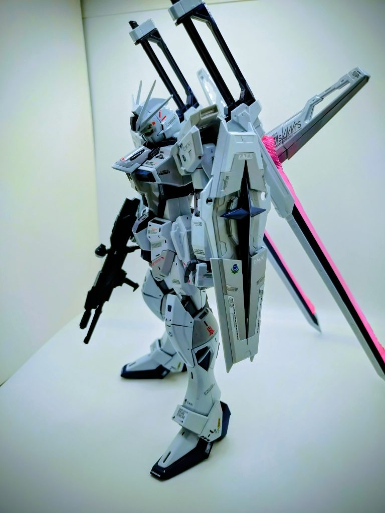 他に、デスティニーSPEC２ライトグレーやブルー、関節等はガンダムルプリスグレーと、シンプルに配色。