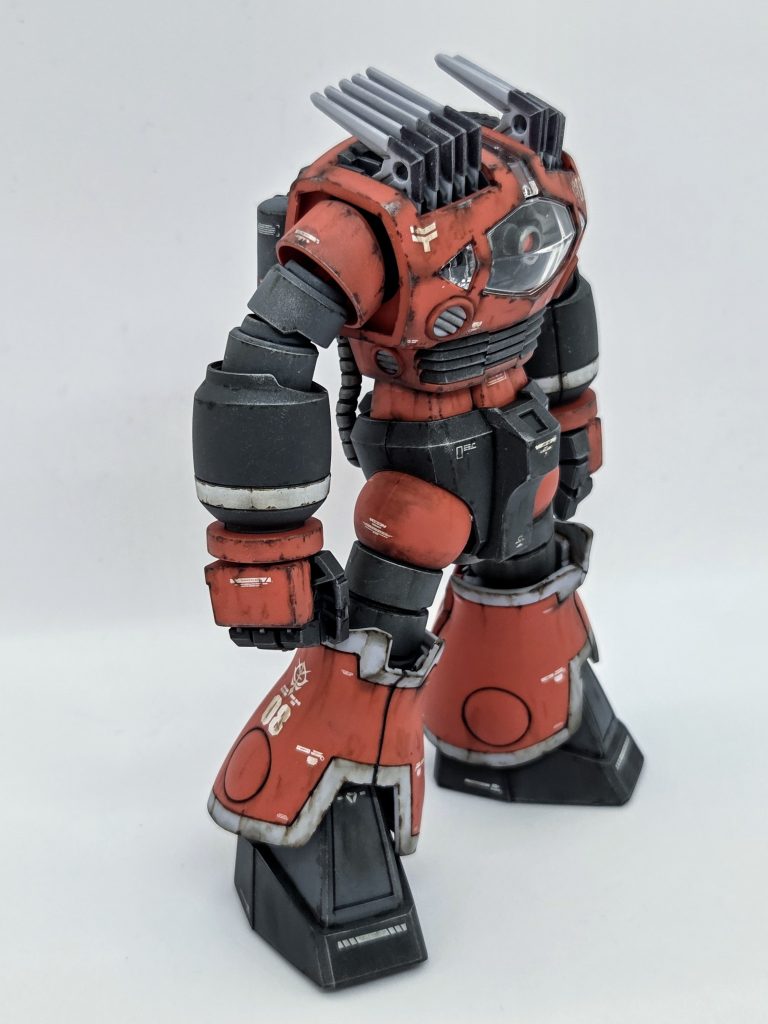 この機体って、近接格闘用なので武装はヒートソード、頭部ブーメランカッター、シュツルム・ファウスト、アームパンチとシンプル♪ それを活かしてポージングしてみました!