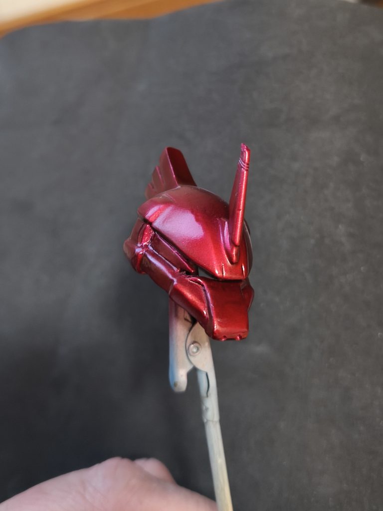 本体の赤はクレオスのスーパーアイアン2の上にガイアノーツのクリアレッド＋ピカエースの洋金粉で金属感を出し、クレオスのクリアパープルを薄く吹いて深みを強調しましたがどうでしょう？