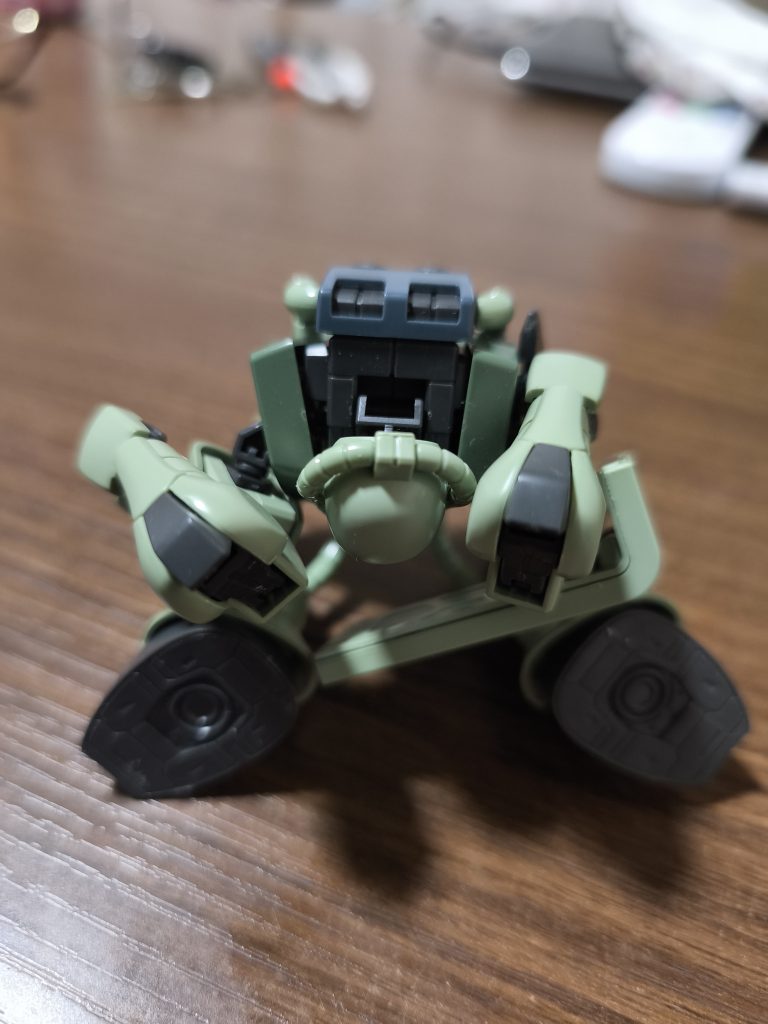 可動範囲を最大限に動かすと…外装を調整すると、まるでトランスフォーマーのように曲がりまくりですね～