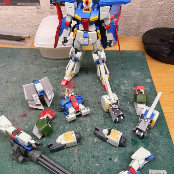 みなさまお久しぶりでございます🙇ちょっと間空いちゃいましたけど、ちょこちょこ作業して制作を進めております写真はさほどやってないように見えますが、いろいろやってあります比較写真が載せたくて、比較用にダブルゼータをもう一体用意しました完成した時に比較写真も載せたいと思います花粉症や意外なとこでインフルエンザが流行ってますが、みなさま、ご自愛くださいませ（5枚目）