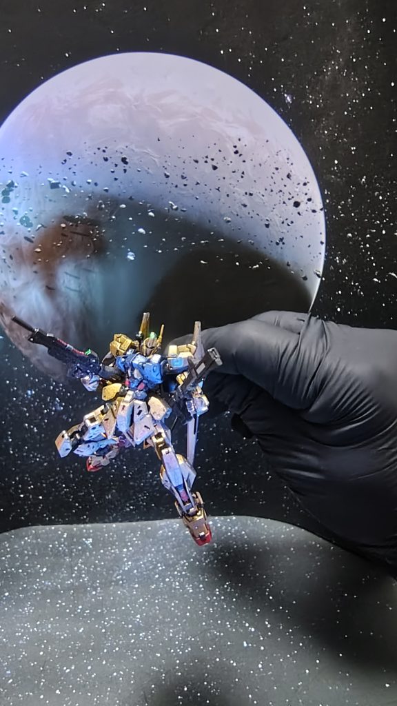 頭部とビームライフルのセンサーは光ります。もう一体はシルバー塗装にしてみました。