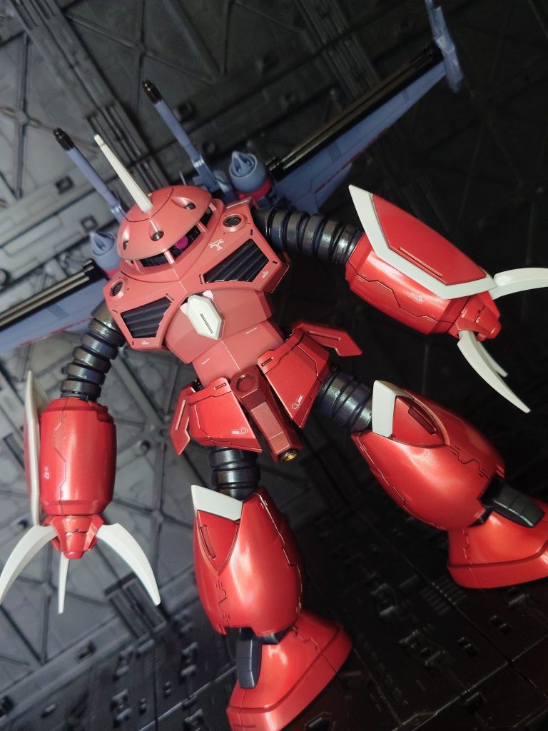 フレーム部はいつものガイアのスターブライトアイアン。外装レッド部はガイアの黒サフ、スターブライトシルバー、水性ホビーカラーのクリアレッドでキャンディ塗装。サーモンピンク部もキャンディにしたかったんですがクリアの調色は難しく、かなり苦労しました😅