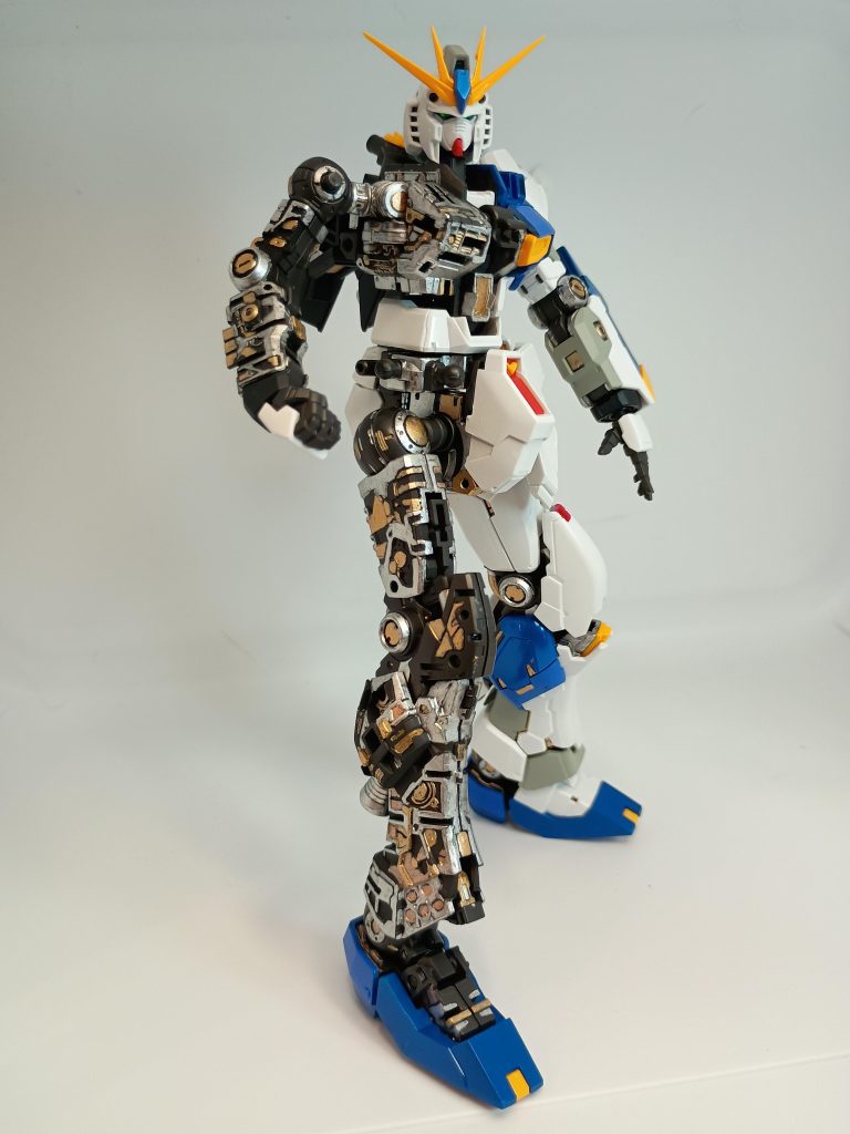 内部筆塗りほとんど見えなくなりますが、パーツの隙間から見えるとカッコいい筆塗りは水性ホビーカラーのゴールドとシルバー