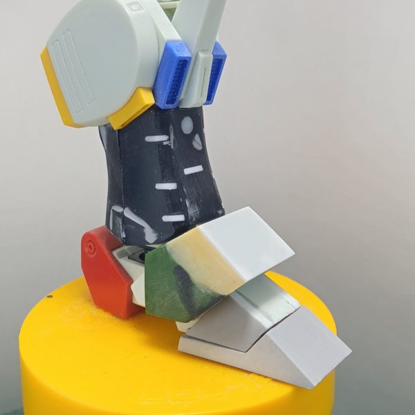 どーも、みなさまコニャニャチワ✋みなさまいかがお過ごしですか？私は年度末でさほど仕事もなく有給がたまっていることから会社側から休みをとらないかと提案されたので２週間ほど休暇をとっている最中でございますm(_ _)mびーっちりプラ活しようとウキウキして休みに入っていたのですが………嫁に使われて畑を起こしたり、物置を片付けたり、車を整備したりで意外と忙しく過ごしております（笑）さて、ダブルゼータのアンクルガードなのですが、ギラドーガのモノを使っているのですがエッジが立っておらず丸ーい感じだったのでプラ板とパテを使って角を立てましたエッジ出しするとスリッパが貧弱に見えてしょうがないでプラ板を足そうと思ってます👍️今月いっぱい休みなのですが、4月から社会復帰できるか心配です（笑）（3枚目）