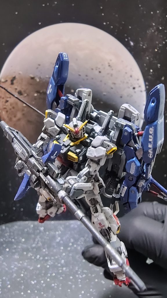 このジオラマの中では作成2体目の機体で、ポージングにかなり苦戦しました(gundam-kao10)ロングライフルを両手持ちする為の腕の角度やらの調整が大変なんですよね。腕や肩が可動するわけではないので、ちょうどいい角度を予想しながら接着していくのが難しい、、、
