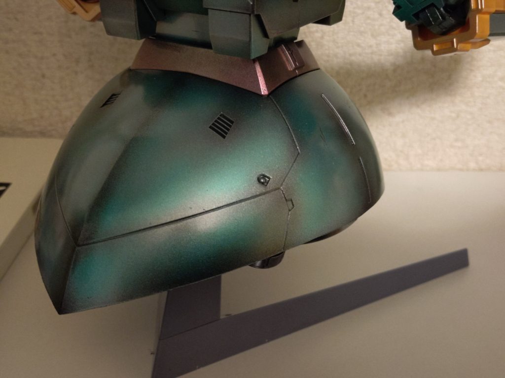 下地を黒、銀、金で塗分け。同じメタリックグリーンでも、彩度に差が出るようにしてみましたが……あんまり変わらないか。