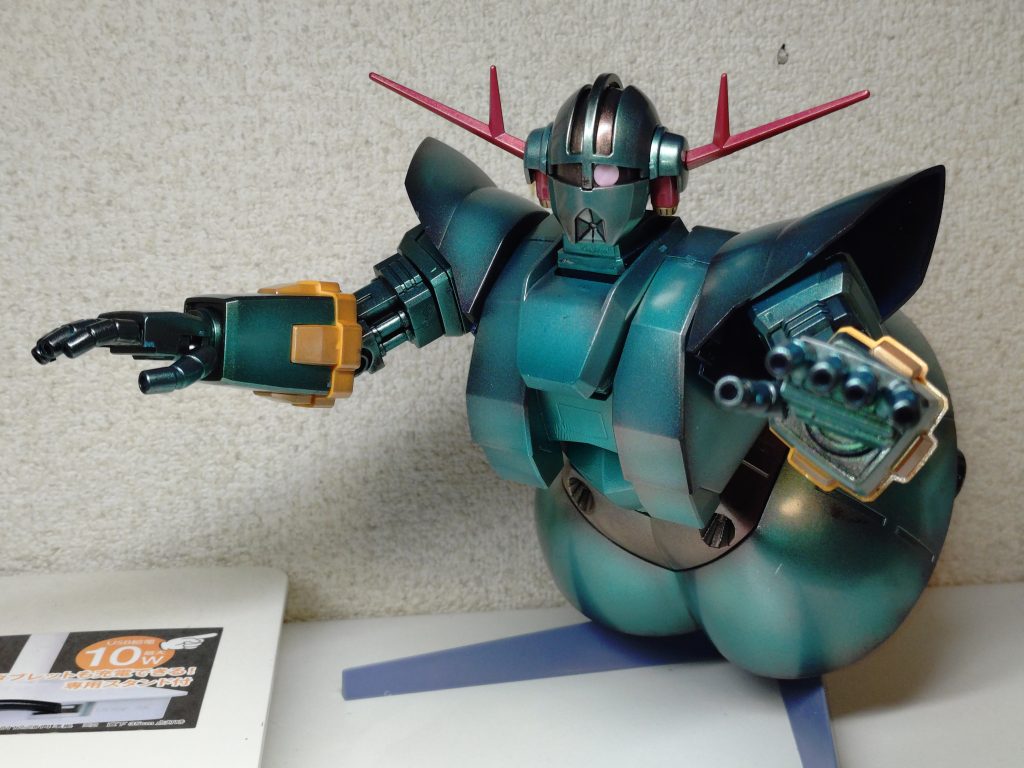 エルメスのキットが、中々手に入りにくいというのもありましたが、「無いなら同じサイコミュ機体で…」となり、HGジオングをカラー変更してみました。