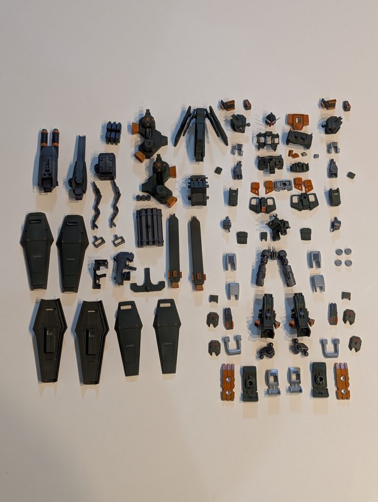 塗装後がこんなかんじです。緑の部分は2色使ったんですがわかりますかね?オレンジ部分は黒下地にレッド+イエローオレンジ、白部分は黒下地にホワイト、グレー部分はブラック+シルバー、赤い部分はガンダムレッドとなってます。