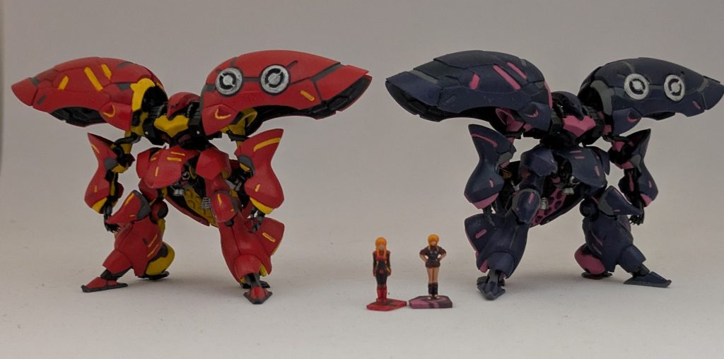 何とか2機並べることができました。塗装中落として肩のバインダーぶっ壊れることが多々あり、見えないですが瞬着で補修しました。台座いるなコレ…