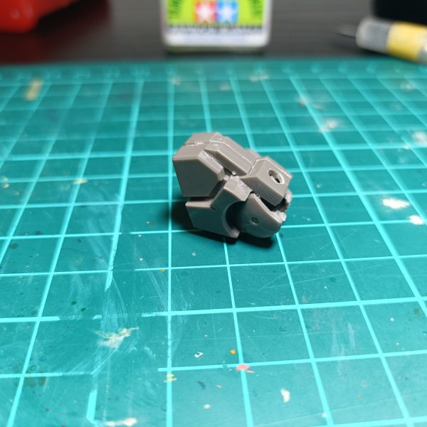 バックパック主要部分の改造終わり。3mm接続の自由度高すぎて色々やりたくなりますが…ｶﾞﾏﾝｶﾞﾏﾝいわゆるビルド系のような、カスタマイズ性を残す方針の方が自分専用機って感じがしていい気もしますし。塗り作業減らしたいとかじゃないっすよﾍﾍｯ…(gundam-kao10)（2枚目）