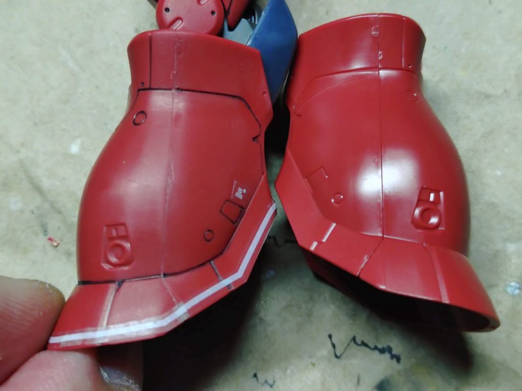 組んでる途中経過は無いんですが、一番合わせ目の出やすい脚部。右がそのまま組んだもの、左はタミヤセメントで接着しはみ出た部分をヤスリ掛けしました。