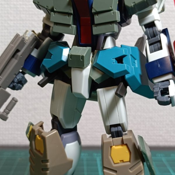 ディテールおよび各部調整の完了。フロントとサイドスカートのクリアリング確保と、肩装甲の接続は、なんか使えるかなと取っておいたアドジンクスの踵？を介して被せるように、ダガー肩上部に3mm接続。これから適当にヤスって、、色どうしようかなってところです。(gundam-kao8)（2枚目）