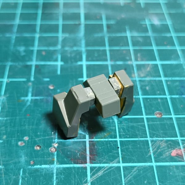 ディテールおよび各部調整の完了。フロントとサイドスカートのクリアリング確保と、肩装甲の接続は、なんか使えるかなと取っておいたアドジンクスの踵？を介して被せるように、ダガー肩上部に3mm接続。これから適当にヤスって、、色どうしようかなってところです。(gundam-kao8)（3枚目）