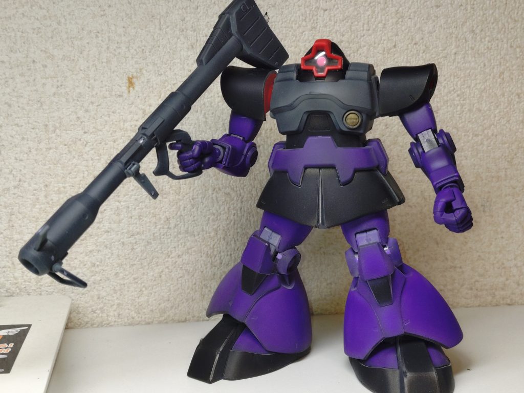 造り、プロポーション等が優秀な機体ですが、造り手の技量がポンコツなので、成形色に近い塗分けでパチ組み。