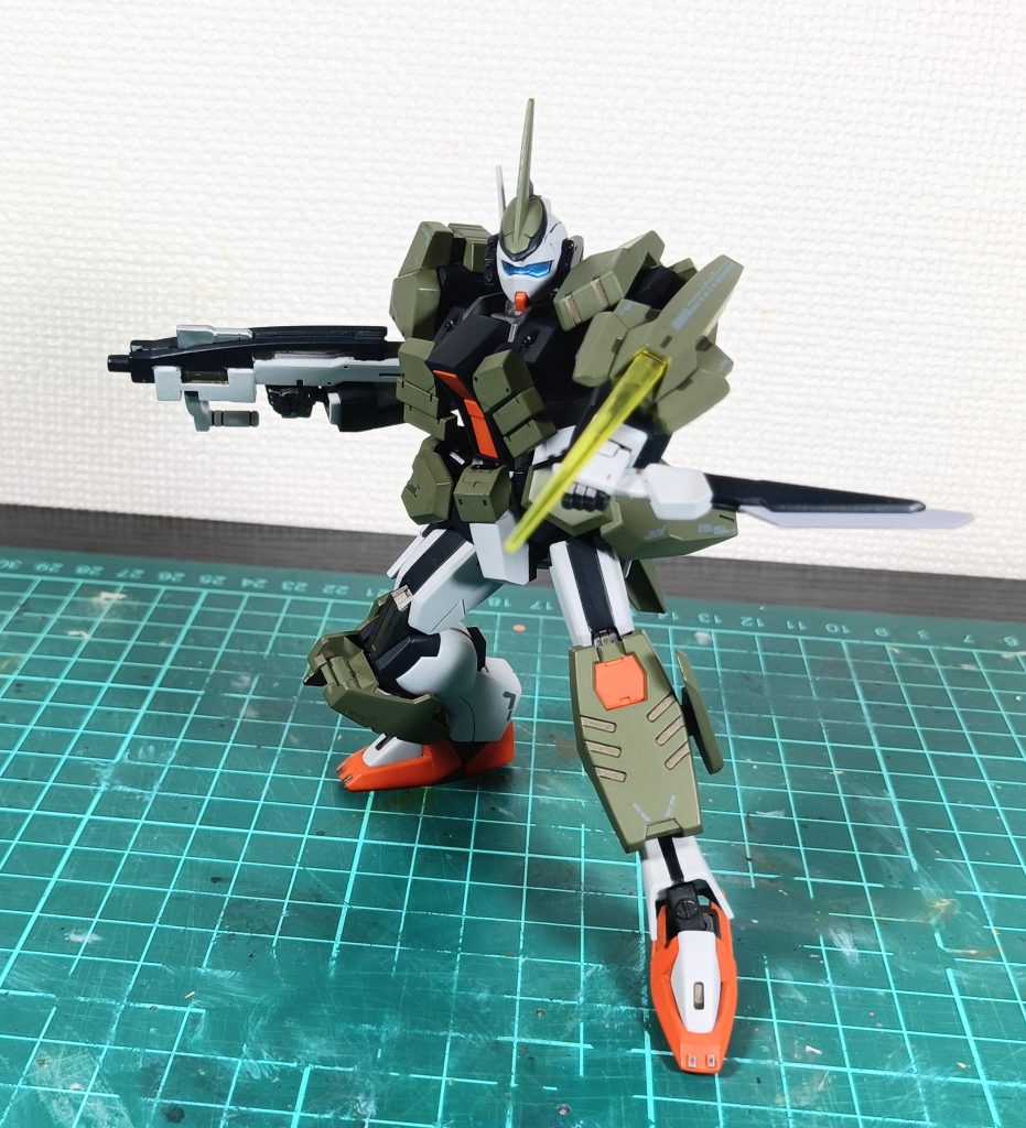 ライフルはジンクスの物を、シールドはエクシアダークマターの物を採用。3mm軸で接続してます。サイドスカート内とコマンドクアンタのナイフにネオジム磁石仕込んで、懐刀にしてます。