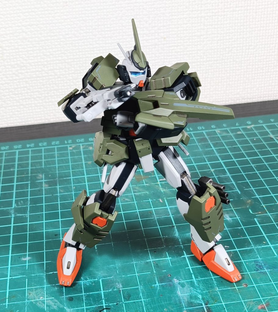 元々シンプルかつよく動くキットなので、装甲増設後も特段干渉起こらず重みに負けずで、さながらセミアーマー化。使用したキット達のシルエットもいい具合に纏ってくれてるかなと…くれてますよね(gundam-kao5)