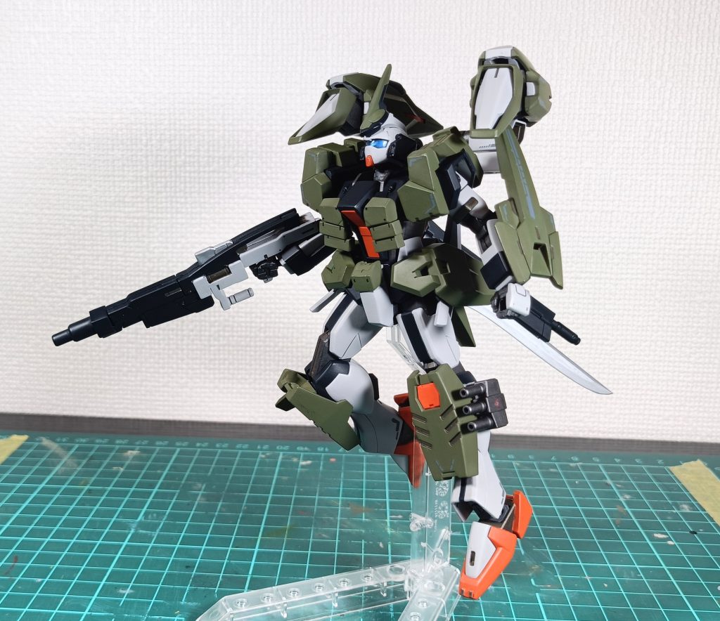 そしてバックパックにはトランザムブースターのパーツを基部にして、カスタマイズ性重視な物を作りました。基本はストライカージンクスの太もも？を改造して3mm受けを増設したブースター的な物を載せて高機動仕様に。