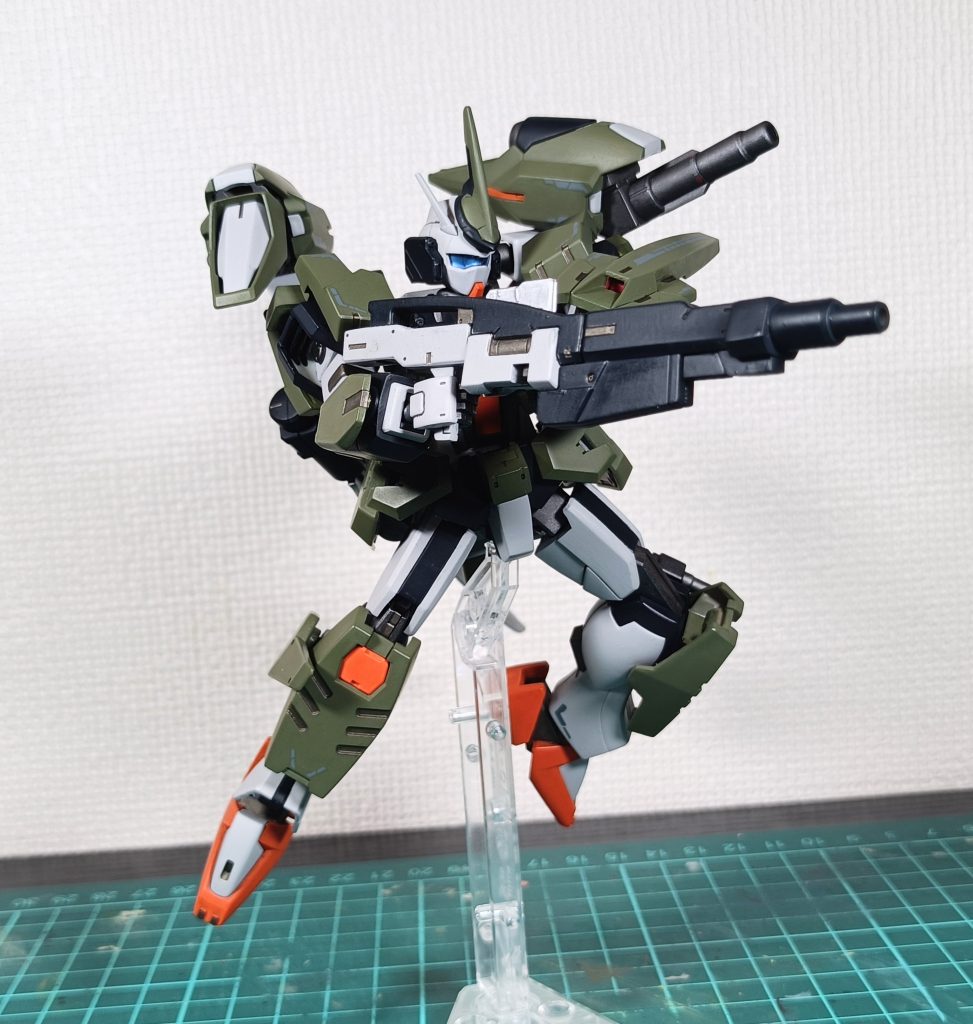 作品紹介に戻りまして、ライフルについてすこし。ストライカージンクスの長ぁ~いライフル、真ん中のパーツ抜くとアドヴァンスドジンクスのライフルにそっくりな物が出来るという小ネタがありまして、そちらを採用。ただ…ジンクスのビームサーベルと同じ径のサーベルを持ってないというか無くしたというか…、故にサーベル懸架部分は泣く泣くオミットしました…。(gundam-kao9)一緒に写ってるバックパックのブースター、元が太ももだった事もありポリキャップが入ってるので、3mm軸のパーツが挿せます。