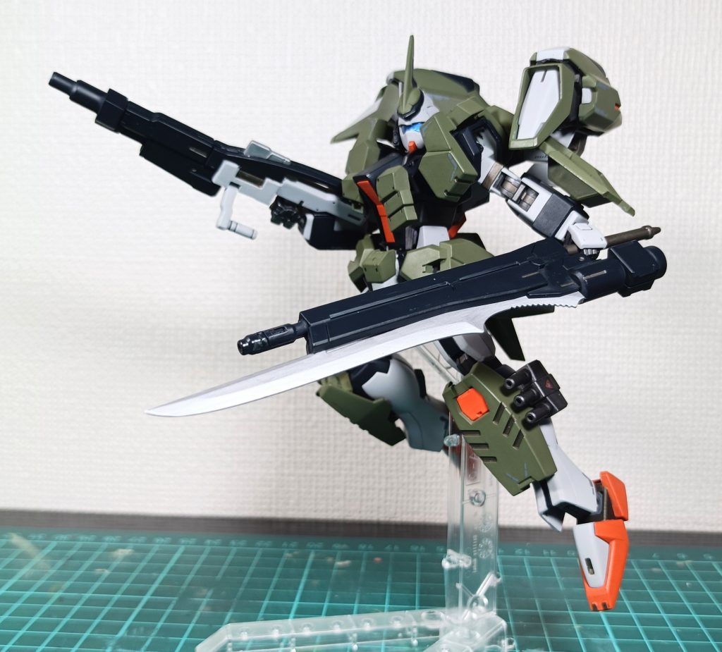 そして土壇場で仕上げたこちら。ジンクスのロングライフル下部にグランドスラムの刃を挟めるように加工、同じくスラムの持ち手は銃口差し込み口に無加工で取り付け出来ました。塗膜乾き待ち中に思いつきまして急ピッチで製作。加工自体は簡単だったのと、見た目が良すぎたので何とか間に合わせました。(gandam-hand2)