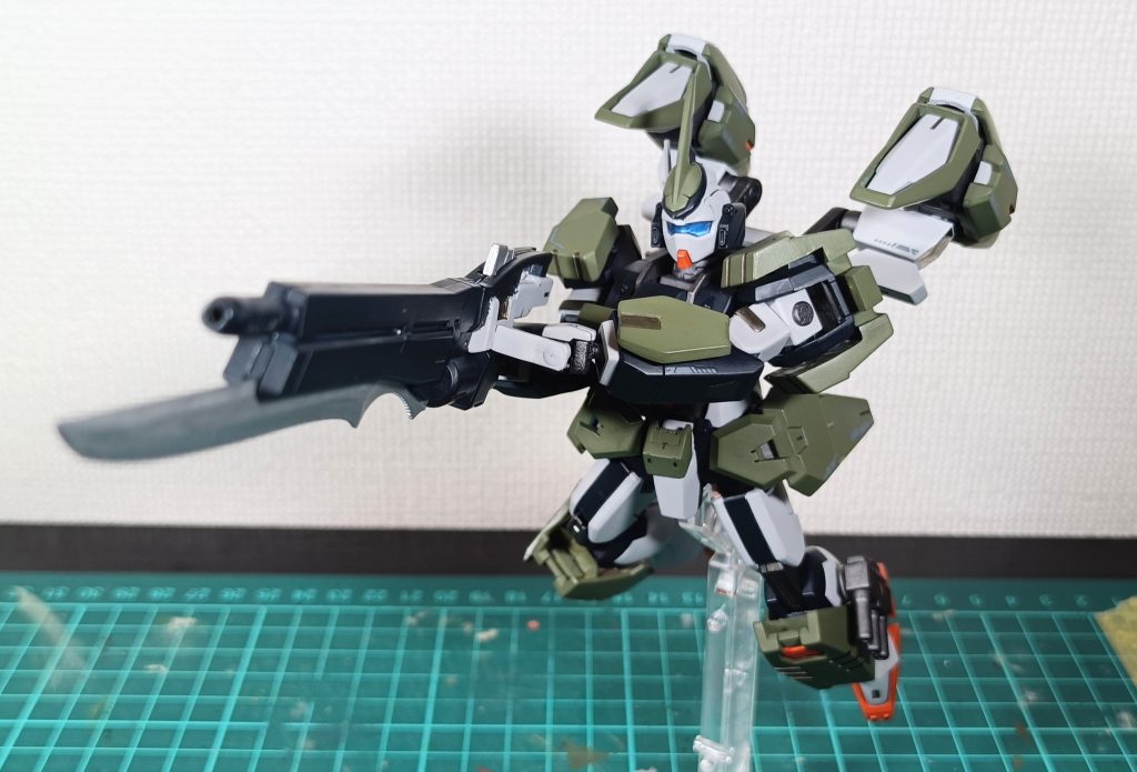 勿論持ち手を外してライフルに装着可能。各部スラスターおよびブースター角度合わせ、ド迫力刺突！ってな具合に。これ抜きで完成しようとしてたのが不思議なくらいマッチしてるし…カッコよい…(gundam-kao3)
