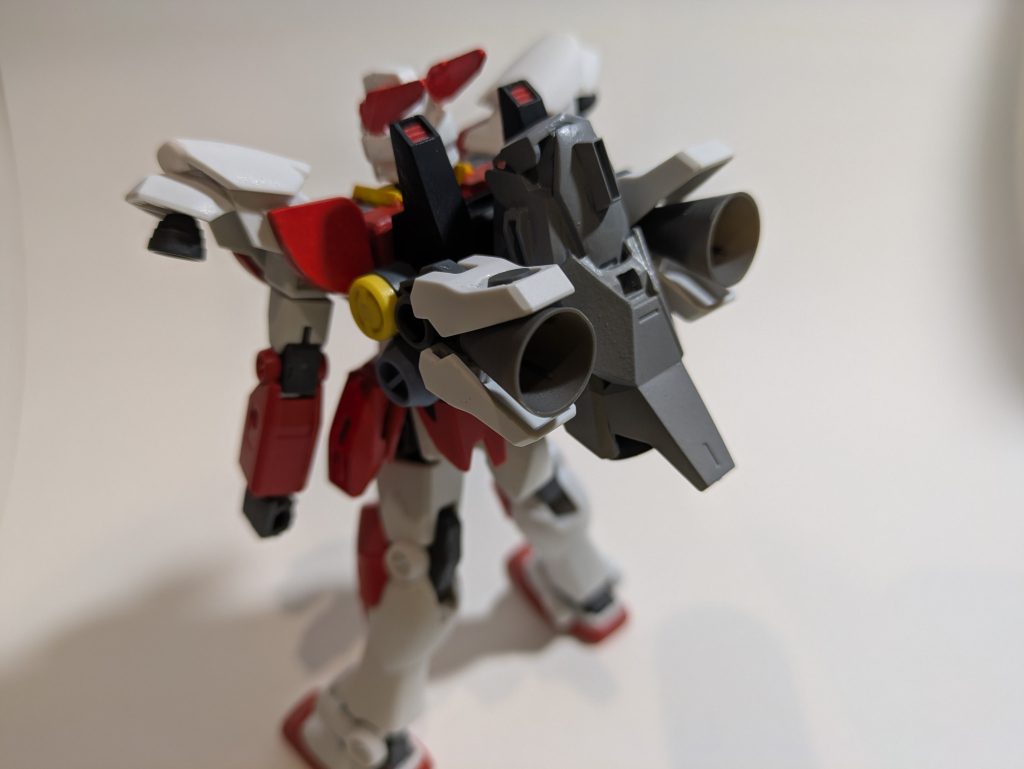 バックパック。あのカミさんならトールギスの操縦にリベンジしそうだから、同じコンセプトでバーニアゴリゴリ。エールストライカーパックにトライオン3の足となんか余ってたパーツをドックキング。横のバーニアはセラヴィーのビルダーズ版のやつの足。やっぱりもっもモリモリのゴリゴリにしたかった