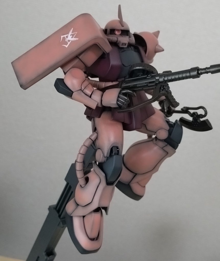 はじめてデカール貼ってみたんですけど、2回も失敗してしまいました。3回目でようやく貼れました。エンブレム一箇所だけですが、デカール難しいですね。