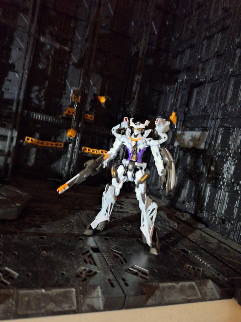 装甲も着脱可です。装甲の色は、アーミーグリーン系はなんか違うような気がして、ダークグレーにしました。それに対して、ジークアクス本体は、そのままもなんか？だったのでG3っぽい何かにしました。