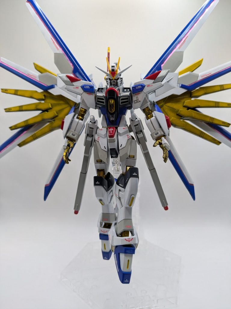 いつもの悪い癖で少し色を変えたくなります青色が好きなので青部分を少し多めで　ゴールド部はグラデーション塗装を施しております。