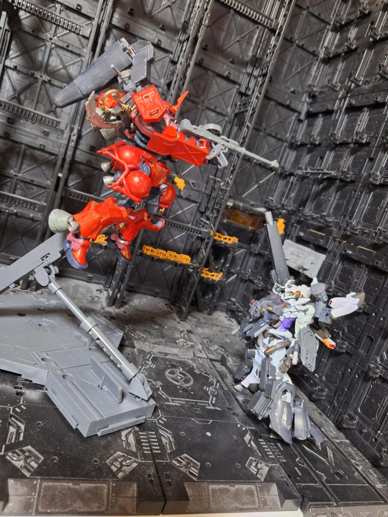 前作のゼロロクアールとの対峙です。なお、ゼロロクアールもバックパックをちょっとさらに弄ってあります。