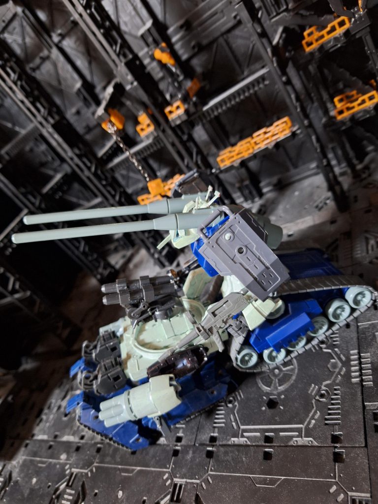 アーマードガンダム特戦寒冷地仕様のように、なんか、自分解釈のガンタンクにしたいと思い、いろいろジャンクパーツで試行錯誤しました。