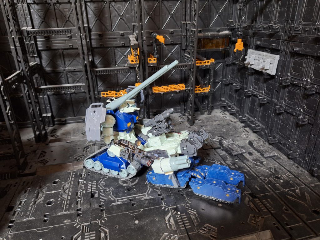 フロントタンクを下げた状態は、高速巡航モード及び戦闘モードです。