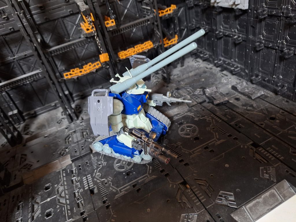 頭部ははじめ、余りのジムスナイパーK9ヘッドにして、ガンタンクヘッドは腹部とか拡張ユニットにつけるとかしようとしてました。でも、なんかしっくり来ず・・・結局ガンタンクはガンタンクヘッドじゃないと！となりました。ただ、ちょっと前にせりだして、いろいろくっつけて、砲撃手コクピットではなく、レドームという設定です。また、ジムヘッドにしようとした時から、両手は握り手にしようと決めてました。