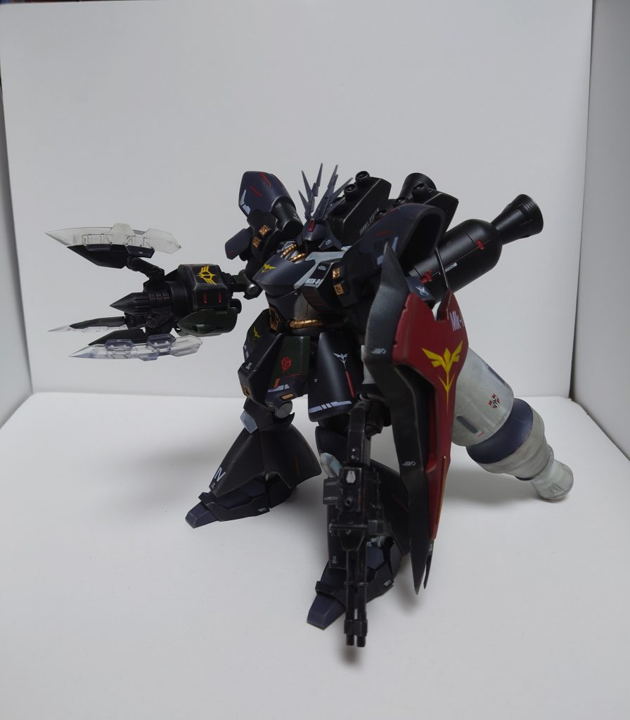 背面に空の飲料容器やエポキシパテで作製した大型のブースターを搭載しています。